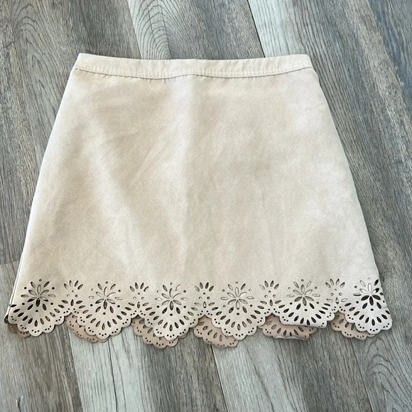 Hollister Faux Suede Mini Tan Skirt Fully Lined Back Zipper Scalloped Edge sz 3 - Picture 1 of 7
